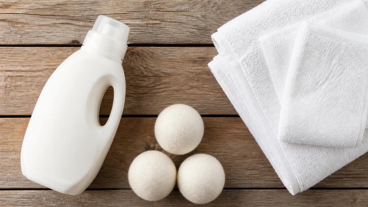 Unscented laundry detergent and wool dryer balls
